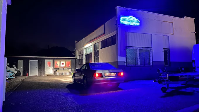 Le garage Wehbe Motors, 3 rue du Talus à Illkirch-Graffenstaden, enseigne allumée le soir