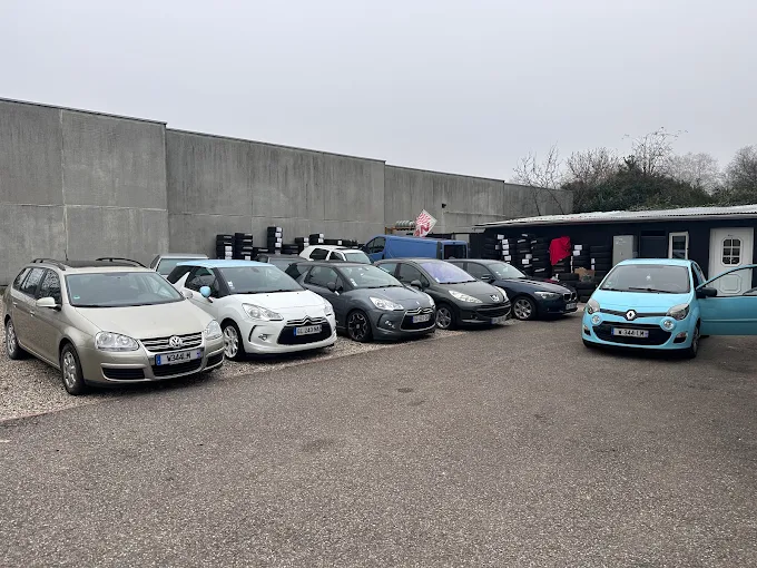 La cour du garage à Illkirch : voitures d’occasion alignées devant l’atelier